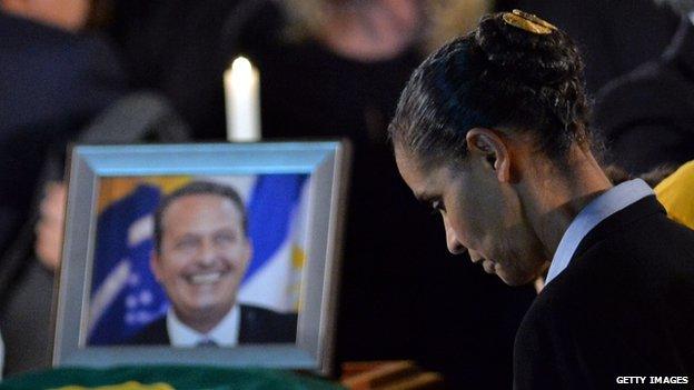 Marina Silva stands next to his coffin of Eduardo Campos on 16 August, 2014