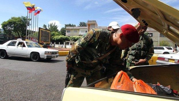 Venezuelan soldiers search for smuggled goods in a car heading to Colombia. 20/08/2014