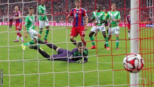 Max Grun of VfL Wolfsburg fails to stop Arjen Robben of Bayern Munich scoring