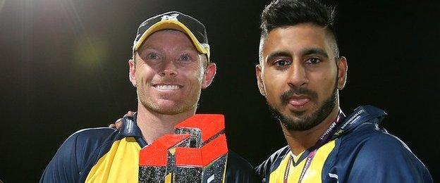 England Test batsman Ian Bell holds the trophy with all-rounder Ateeq Javid