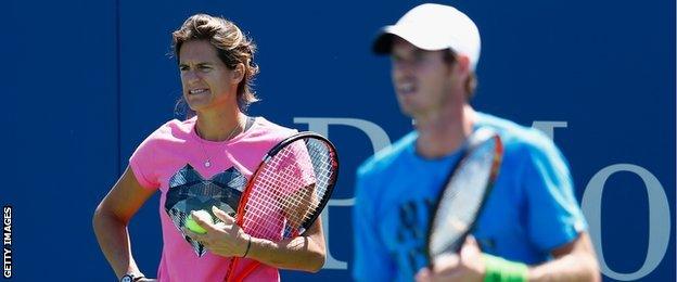 Amelie Mauresmo looks on as Andy Murray practices at Flushing Meadows