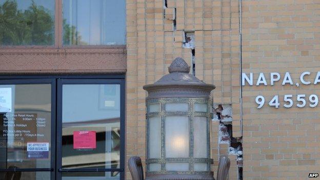 Cracks slice through a United States Post Office building in downtown Napa (24 August 2014)