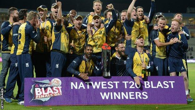 The Bears squad, including retiring Warwickshire skipper Jim Troughton, celebrate their success at Edgbaston