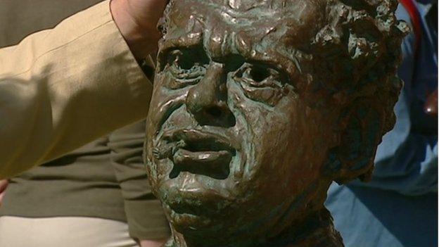 Bust of Dylan Thomas on BBC Antiques Roadshow