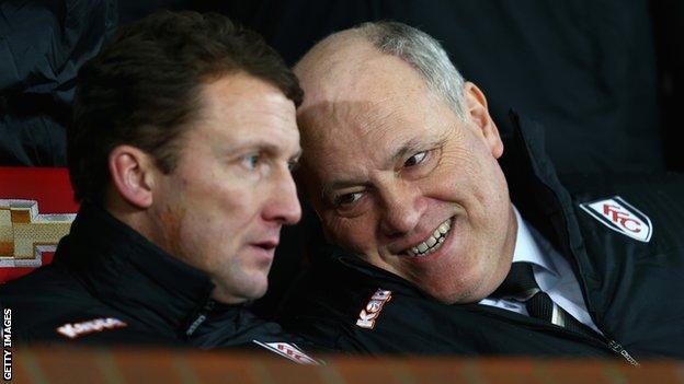 Billy McKinlay and Martin Jol in the Fulham dugout