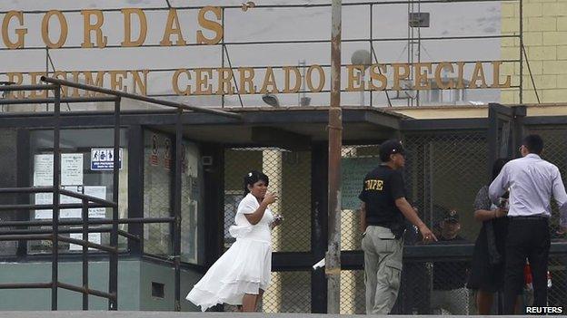 Leidy Figueroa arrives for her wedding ceremony in Piedras Gordas penitentiary on 4 July, 2014