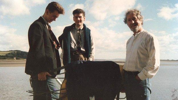 Michael Sheen recovers the gate from Dylan Thomas's boathouse home in 1984 with Charley and John Uzzell-Edwards