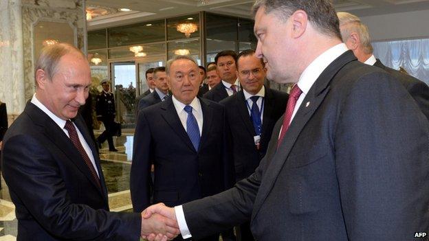 Vladimir Putin (L) and Petro Poroshenko in Minsk (26 August 2014)