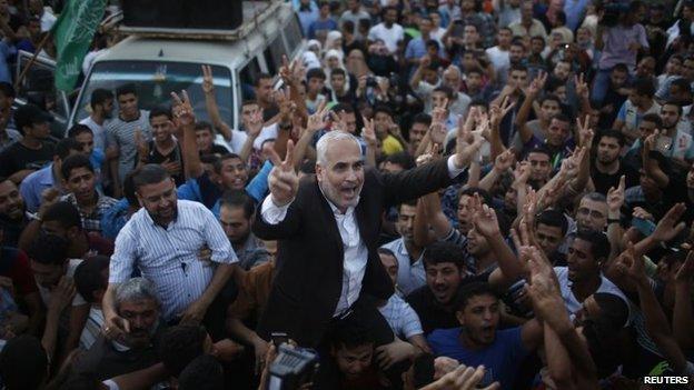 Hamas spokesman Fawzi Barhoum celebrates the ceasefire announcement in Gaza City (26 August 2014)