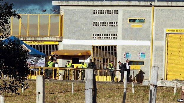 Police guard entrance to Combita prison. 26 Aug 2014