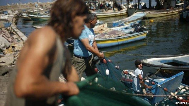 Fishermen pull in their nets at the beach in Gaza City (27 August 2014)