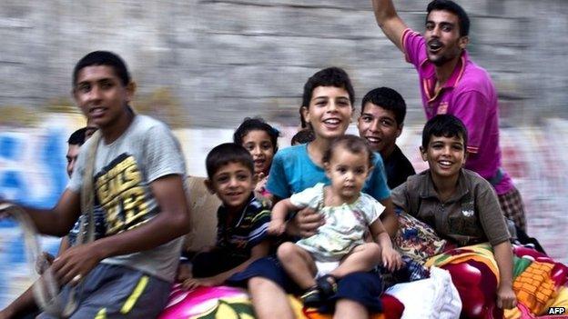 Palestinians return to their home in Gaza City's Shejaiya district (27 August 2014)