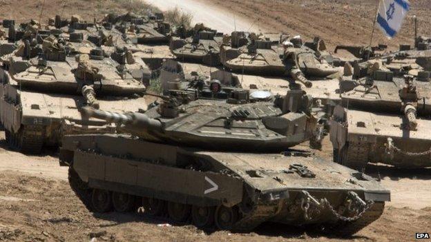 Israeli tanks near the Gaza frontier (21 August 2014)