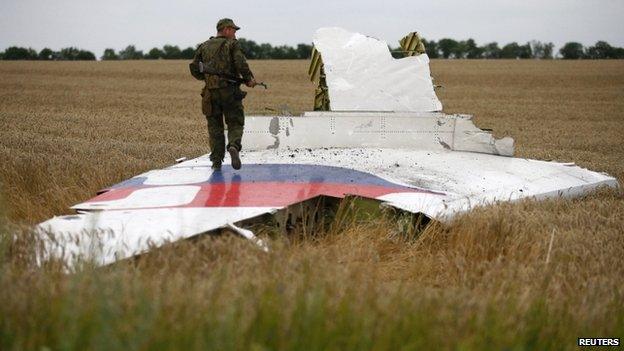 Rebel at crash site near Grabove (17 July 2014)