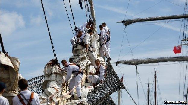 The crew of the Dar Mlodziezy rigging the sails (Pic: Cartel Photos)