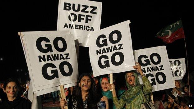 Supporters of Pakistan"s cricketer turned-politician Imran Khan rally in Karachi (23 August 2014)