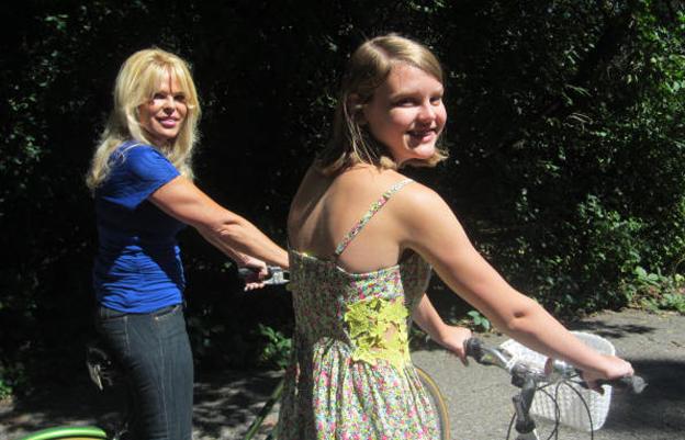 Alana Saarinen and her mother