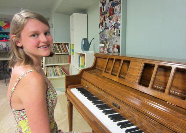 Alana Saarinen at a piano