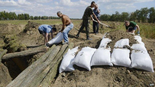 Residents in Mariupol build trenches (29 August 2014)