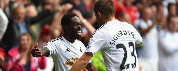 Nathan Dyer celebrates with Gylfi Sigurdsson