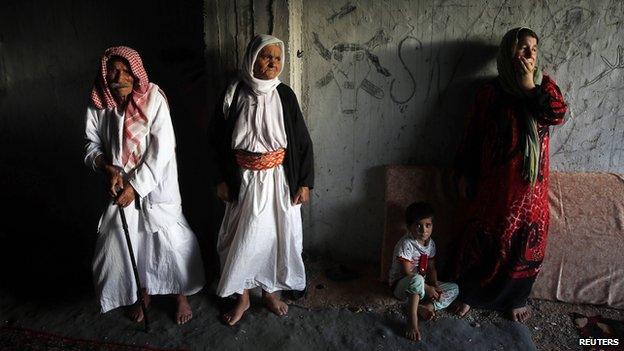 Displaced Yazidi who fled Sinjar wait outside Dohuk for aid 25 August 2014