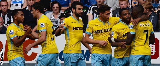 The Crystal Palace players celebrate Jason Puncheon's goal