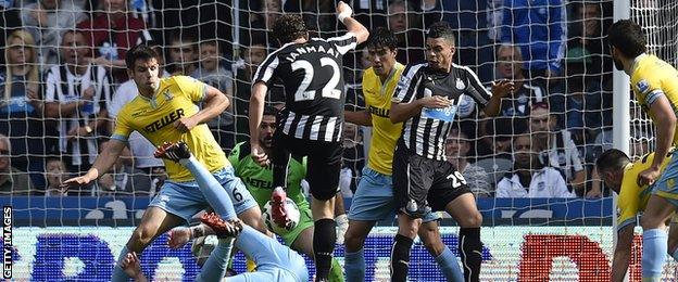 Newcastle's Daryl Janmaat makes it 1-1