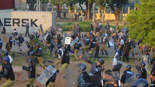 Riot police clash with protesters in Islamabad. Photo: 31 August 2014