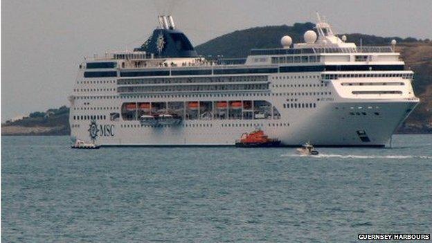 Lifeboat attends cruise ship