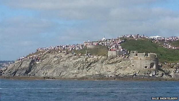 Crowds on cliff