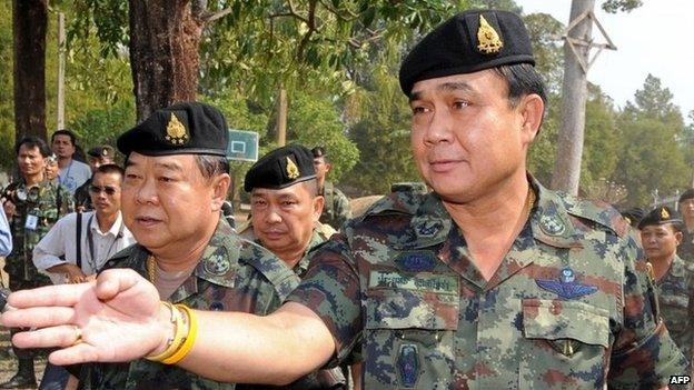 Retired general and newly-appointed Defence Minister Prawit Wongsuwan (left) walks alongside Thai Army chief General Prayut Chan-ocha (right) - photo from February 2011