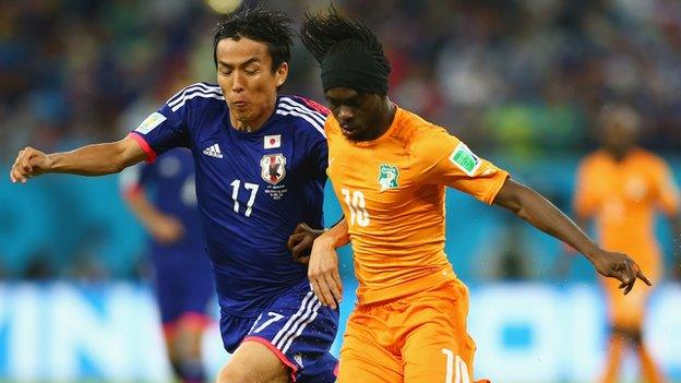 Ivory Coast's Gervinho (right)