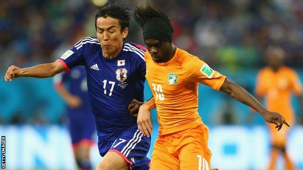 Ivory Coast's Gervinho (right)