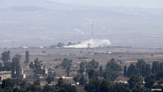 Smoke rises from a UN base in the Golan Heights demilitarised zone (1 September 2014)