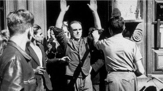 French Resistance clear Germans out of Paris buildings in 1944