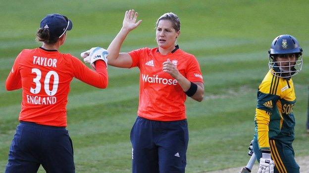 England's Katherine Brunt (centre) celebrates the wicket of South Africa's Tricia Chetty