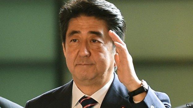 Japanese Prime Minister Shinzo Abe (C) arrives at his official residence in Tokyo on 3 September 2014