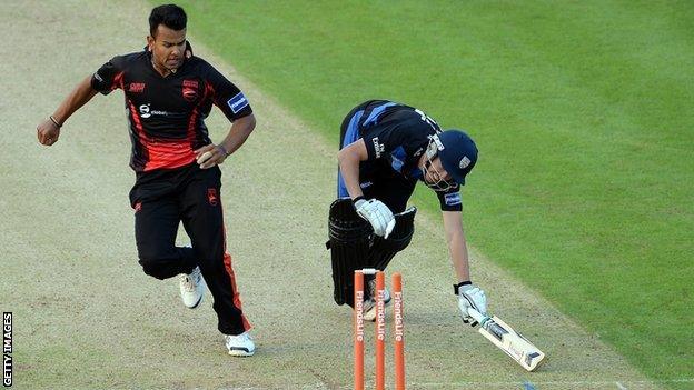 Shiv Thakor in action for Leicestershire