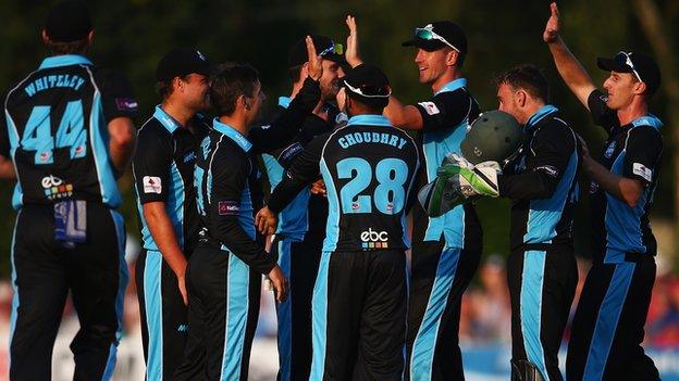 Worcestershire players celebrate a wicket