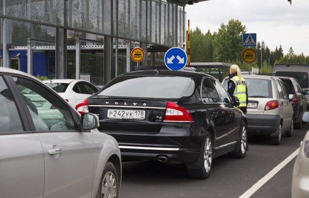 Russians cars queue at Finnish border