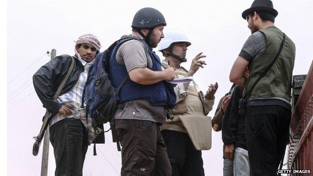 Steven Sotloff (centre) with reporters in Libya