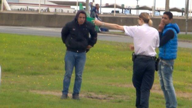 Migrants with French border officer