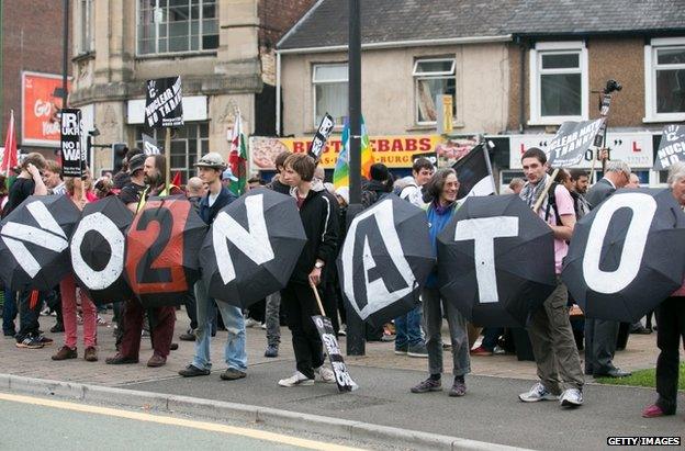 Y protestwyr ar strydoedd Casnewydd