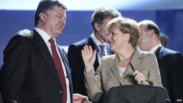 Ukrainian President Petro Poroshenko (l) and German Chancellor Angela Merkel at the Nato summit in Wales, 4 September 2014