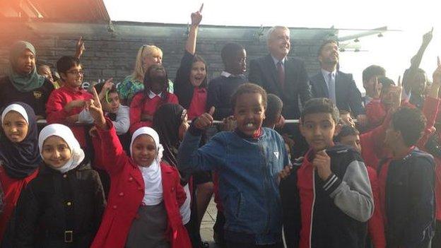 Carwyn Jones and Stephen Crabb watch with pupils from Mount Stuart Primary School