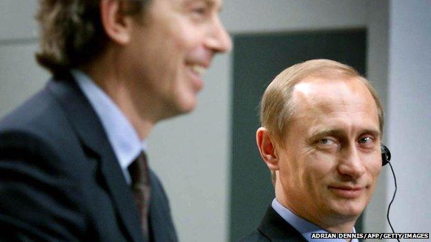 British Prime Minister Tony Blair (L) and Russian President Vladimir Putin (R) at a press a press conference at the Foreign Office in London on 17 April 2000