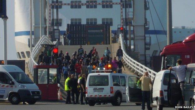 Migrants escorted off the ferry bound for England (3 September 2014)