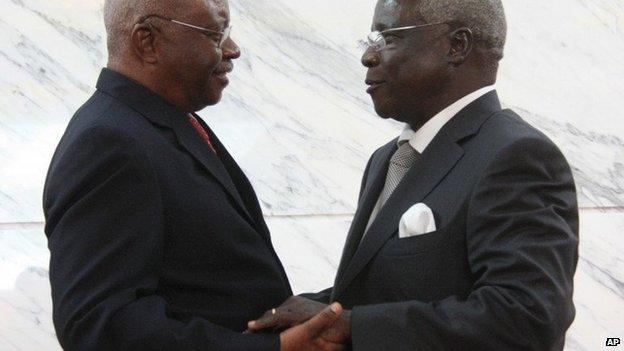Mozambique President Arnando Guebuza, left, and former Renamo rebel leader Afonso Dhlakama, right, shake hands after signing a peace accord Friday, Sept. 5, 2014.