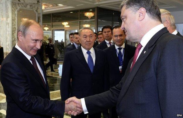 Russian President Vladimir Putin (L) shakes hands with Ukrainian President Petro Poroshenko (R) in Minsk, Belarus, 26 August