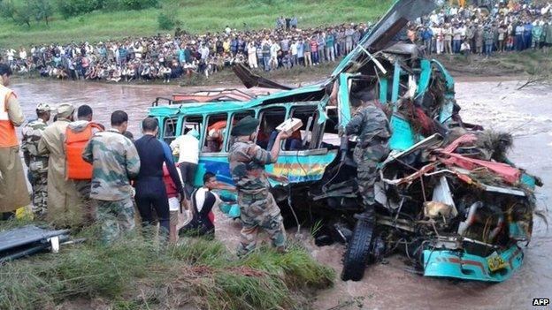 Rescue workers recovering the wreckage of a bus that was swept away by flash floods in Rajouri district, Indian-administered Jammu and Kashmir, 4 September 2014